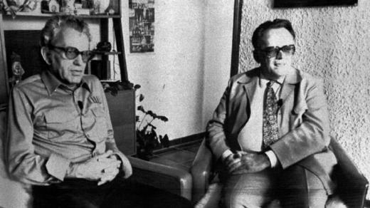 Československý novinář Jiří Lederer (vlevo) a šachový velmistr Luděk Pachman krátce po odchodu Lederera z Československa