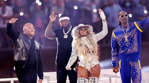 Dr. Dre, 50 Cent, Mary J. Blige a Snoop Dogg během Super Bowl Halftime Show