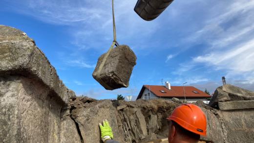 V Dobříši na Příbramsku začala oprava téměř 200 let starého mostu přes Pilský potok