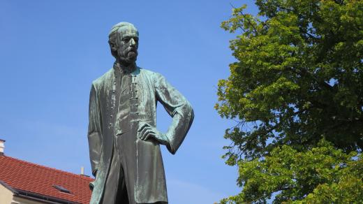 Bronzová socha Bedřicha Smetany od sochaře Jana Štursy a architekta Pavla Janáka byla odhalena v roce 1924