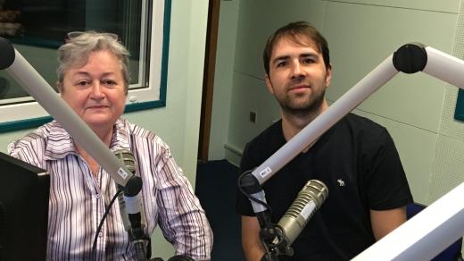 Slávka Brádlová s Vladimírem Perglerem v rozhlasovém studiiu 