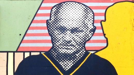 Portrét Bohumila Hrabala na libeňské zdi (autorka Taťana Svatošová – Cipárová, Monumentální malba "Pocta Hrabalovi", ulice Na Hrázi, Praha 8 - Libeň, 1999)