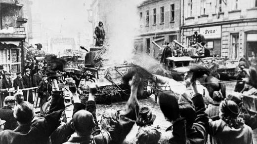 1. března – 5. května 1945, obyvatelé Ostravy vítají sovětské vojáky