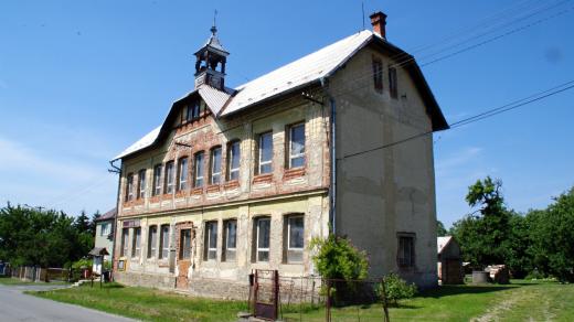 Někdejší budova školy se zvonicí
