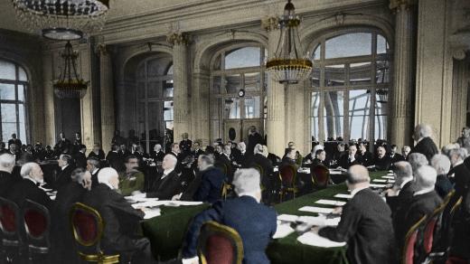 Mírová konference ve Versailles (podpis mírové dohody v paláci Trianon, 28. 6. 1919)