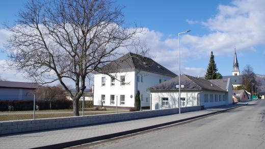 Menší budova základní školy stojí na místě, kde patrně stával petrovský kostel