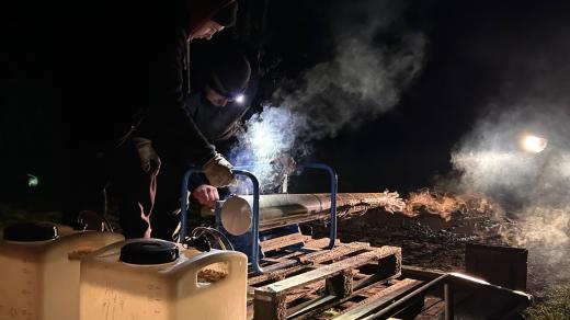 Ovocnáři z Dolan chrání úrodu před mrazy speciálním přístrojem tvořícím mlhu