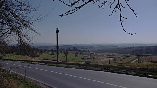 Výhled z Čekyňského kopce na motokrosové závodiště a Přerov