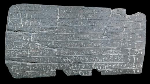 Jedna z hliněných tabulek popsaných lineárním písmem B, které před polovinou 20. století vykopal Carl Blegen v mykénském paláci v Pylu na jihu Řecka. Stáří – asi 3300 roků