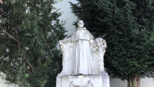 socha Johanna Gregora Mendela v zahradě Augustiniánského opatství