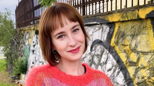 Hana Řičicová při cestě na komunitní kompost