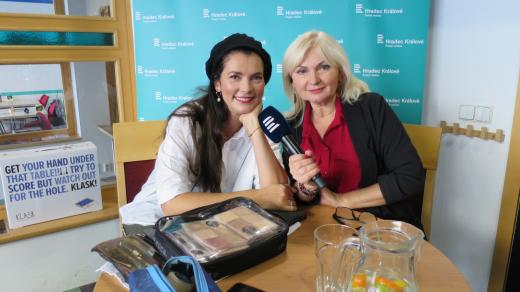 Lucía Gibodová Hrušková v rozhlasové kavárně spolu s Ladou Klokočníkovou