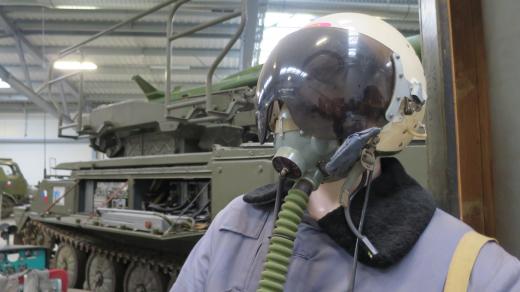Figurína armádního pilota v zimní uniformě, vzor 82 a přilbou typu ZŠ 5 s dýchačem