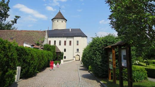 Příchod k hradu Rychmburk v Předhradí
