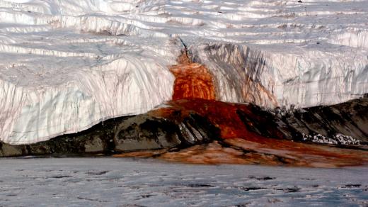 Krvavý vodopád (Blodd Falls) v Antarktidě