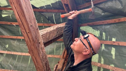 Opravu střechy letohrádku v Opočně komplikuje stav historických trámů