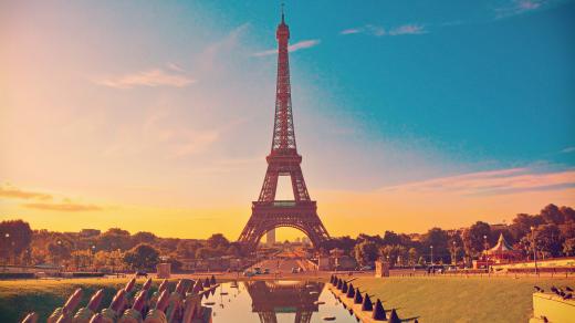 Slavná věž se tyčí v Paříži