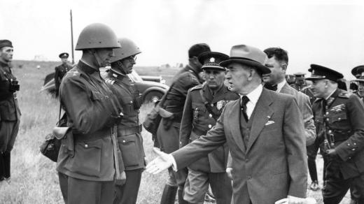 Edvard Beneš při prohlídce teritoriální protiletecké obrany 9. června 1938