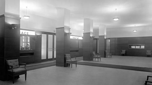 Zrekonstruovaná vstupní hala rozhlasové budovy na Vinohradech (1946)