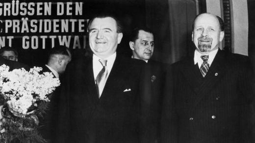 Prezident Klement Gottwald na návštěvě v NDR v roce 1952. Na snímku s Walterem Ulbrichtem, náměstkem ministerského předsedy, při návštěvě závodu na výrobu elektrických přístrojů v Berlíně-Treptow