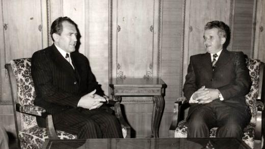 Vasil Biľak (vlevo) a rumunský diktátor Nicolae Ceaușescu v roce 1977.jpg