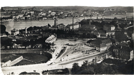 Panoramatický pohled na část Smíchova v roce 1872, uprostřed Porgesova kartounka