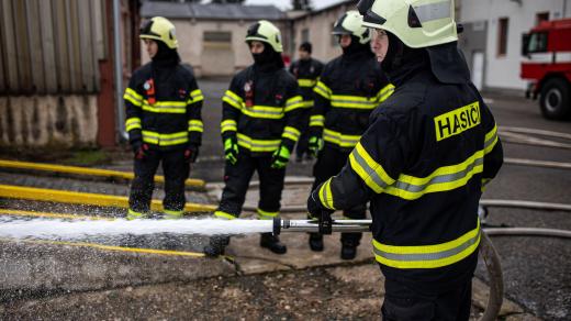 V těchto dnech cvičí nově přijatí hasiči v Královéhradeckém kraji základní hasební práce