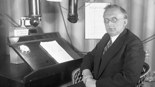 Kamil Krofta v rozhlasovém studiu (pravděpodobně rok 1936)