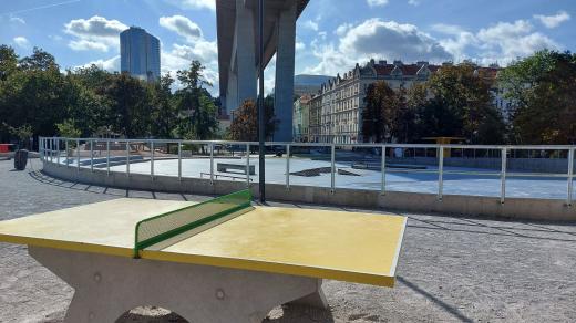 Stůl na ping-pong a plácek pod mostem, který se v zimě změní na veřejné kluziště