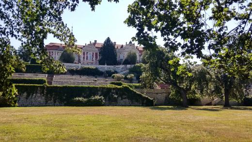 Terasovitá zahrada na zámku Stekník u Žatce