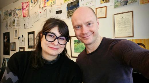 Redaktorka Zuzana Filípková a Jan Budař v umělcově ateliéru