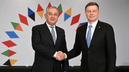 Hlavní den neformálního jednání ministrů obchodu, 31. října 2022, Praha. Ministr průmyslu a obchodu Jozef Síkela (vlevo) a eurokomisař pro obchod Valdis Dombrovskis