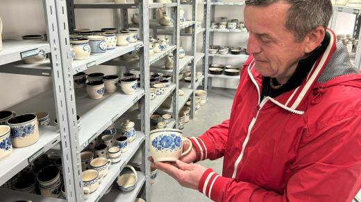 Zdeněk Malena ukazuje hrdějovickou keramiku