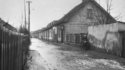 Z dobového textu, leden 1938: Nouzová kolonie na Proseku, která jediná zůstane a má být tak památníkem popřevratové bytové krise