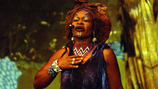 Herečka Werewere Liking Ghepo z Pobřeží slonoviny v muzikálu Sogolon. Tunis, 2005