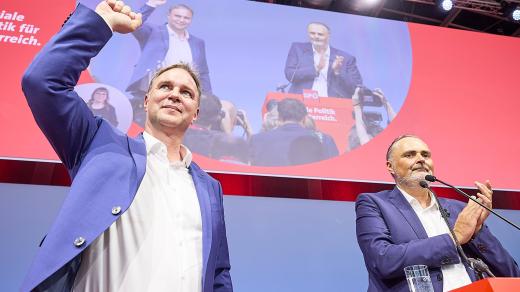 Hans Peter Doskozil (vpravo) a Andreas Babler na stranickém sjezdu rakouských sociálních demokratů v Linzi