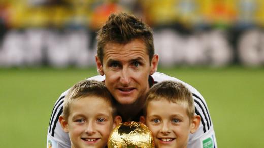 Miroslav Klose nastřílel na světových šampionátech 16 gólů. Dva vstřelil i na mistrovství světa v roce 2014 v Brazílii
