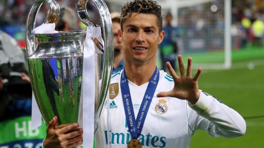 Hráč Realu Madrid Cristiano Ronaldo s trofejí pro vítěze Ligy mistrů