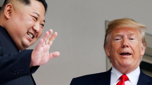 Mimika a gesta: Kim Čong-un a Donald Trump na balkónu Capella Hotel, který summit hostil. 