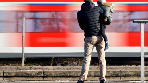 Cestující s dítětem čekající na vlak v německém městě Hanau