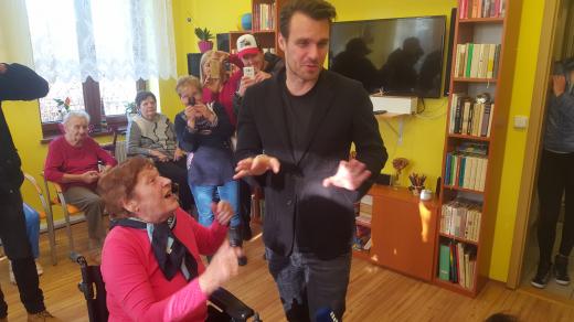 Leoš Mareš a paní Zdenička, které právě herec, moderátor a také Ježíškovo vnouče koupil elektrický invalidní vozík