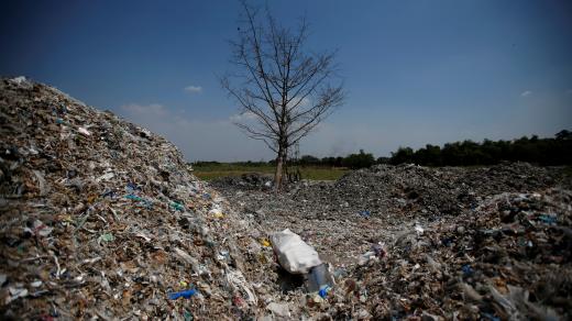 Vesničané v hromadách odpadu hledají plasty a hliník. 