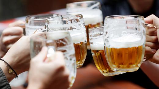 První pivo na zahrádkách po uvolnění opatření v době koronaviru. Pivo, sklenice piva, sklenice s pivem, půllitr piva (ilustrační foto)