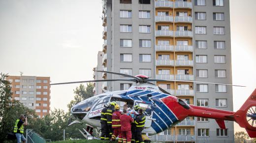 Zraněné a popálené lidi z panelového domu transportovali záchranáři vrtulníkem do nemocnice
