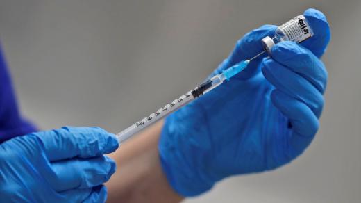 Očkování proti covidu vakcínou firem Pfizer a BioNTech