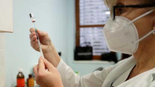Očkování proti koronaviru vakcínou firem Pfizer/BioNTech v pražské Ústřední vojenské nemocnici