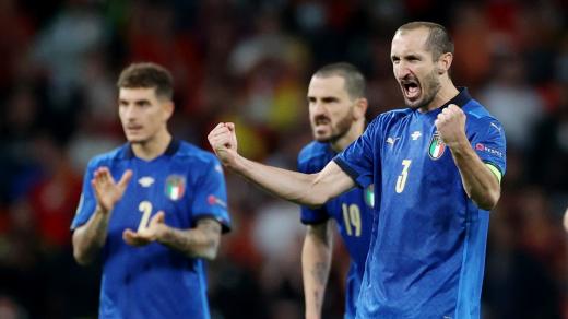 Italové slaví proměněnou penaltu v rozstřelu.