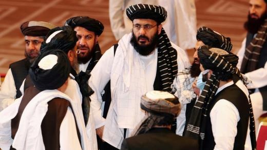 Delegáti islamistického hnutí Tálibán při jednání s afghánskou vládou