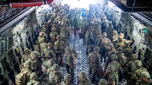 Britské ozbrojené síly přijíždějí do Kábulu, aby pomohly Britům opouštějícím Afghánistán.