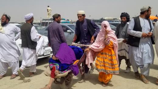 Lidé opouštějí Afghánistán přes pákistánsko-afghánské město Chaman.